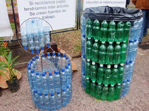 Tachos de basura con botellas de plástico recicladas